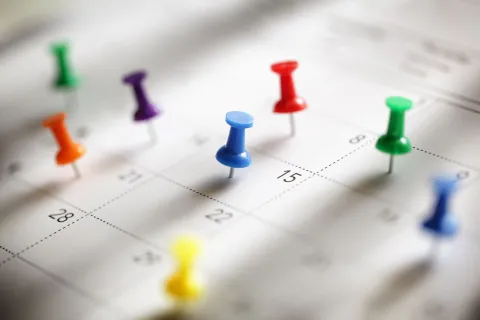 calendrier avec dates clés punaisées