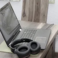 ordinateur de bureau avec casque audio