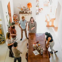 personnes autour d'une table dans une maison @écobâtisseurs