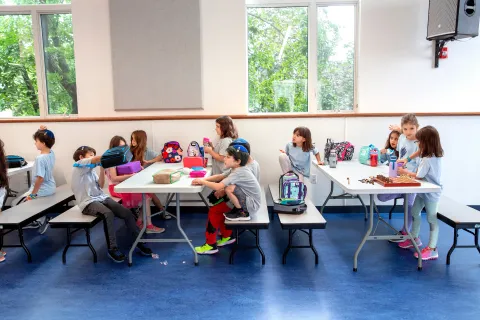 enfants à la cantine