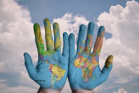 mains avec une carte du monde