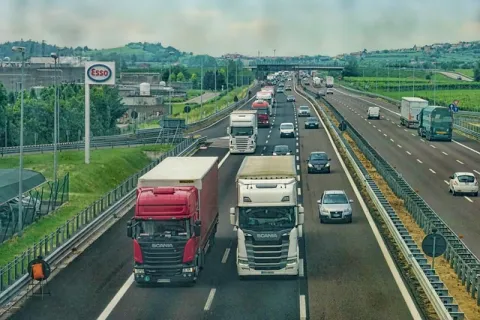 camions sur l'autoroute