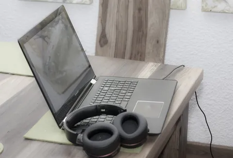 ordinateur de bureau avec casque audio