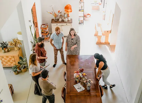 personnes autour d'une table dans une maison @écobâtisseurs