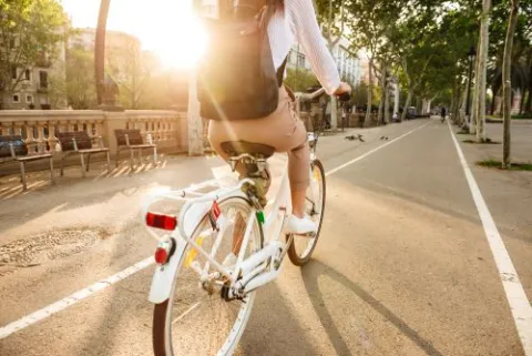 vélo sur une route citadine