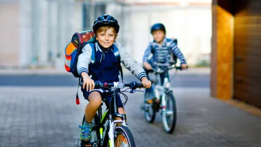 deux enfants sur un vélo