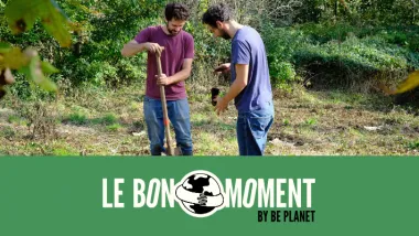 banner le bon moment avec deux hommes en train de faire des plantations