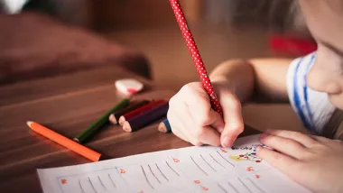 enfant qui écrit