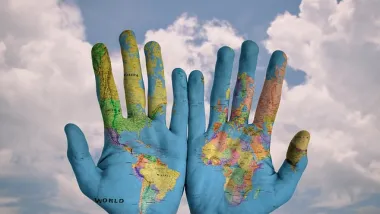 mains avec une carte du monde