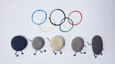 sigle des jeux olympiques avec des petits bonshommes en pierre