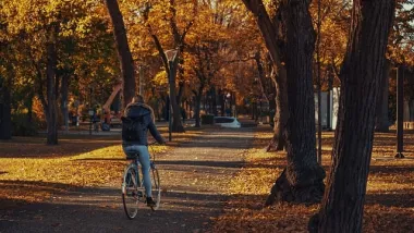 femme sur un vélo en automne